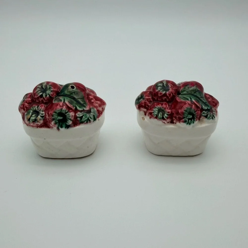 Vintage Japan Ceramic Strawberry Basket Salt and Pepper Shakers‎ Set Red Green